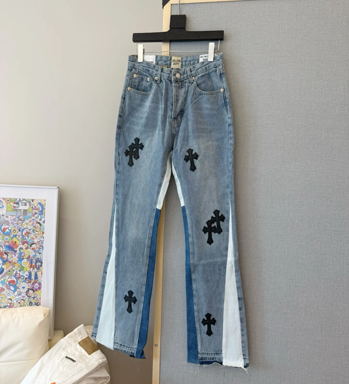P250 model number: D326 GALLERY DEPT & Chrome hearts. Spliced cross loose washed flared jeans, truly restoring the ultimate vintage texture. Original hardware accessories, washed and other elevators, QR code analysis are all purchased from the original factory, high degree of restoration, you are welcome to compare the products~ Three-dimensional version, loose and comfortable, not picky about the figure, taller and slimmer, factory Seiko, original quality control, same style for men and women, can be matched with couples, versatile recommendation, must-have jeans for all seasons Trendy people have been disappointed. From the quality selection of fabrics, the tailoring of details, and the matching of patterns, everything is impeccable! The upper body is so handsome when worn...it can be easily worn by men, women and children! The craftsmanship is made of heavy-duty washed pure cotton denim fabric. After washing, it is soft and thick. It is very stylish when worn. Size: 28, 30, 32, 34, 36 (S-XXL) Color: Stitching Size reference # 28 trouser length 100 waist 72 30 trouser length 102 waist 76 32 trouser length 104 waist 80 34 trouser length 106 waist 84 36 pants length 108 waist circumference 88